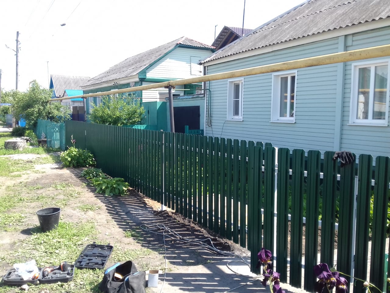 Комбинированный забор 25м штакетник и профлист, ворота, калитка фото в Челябинске