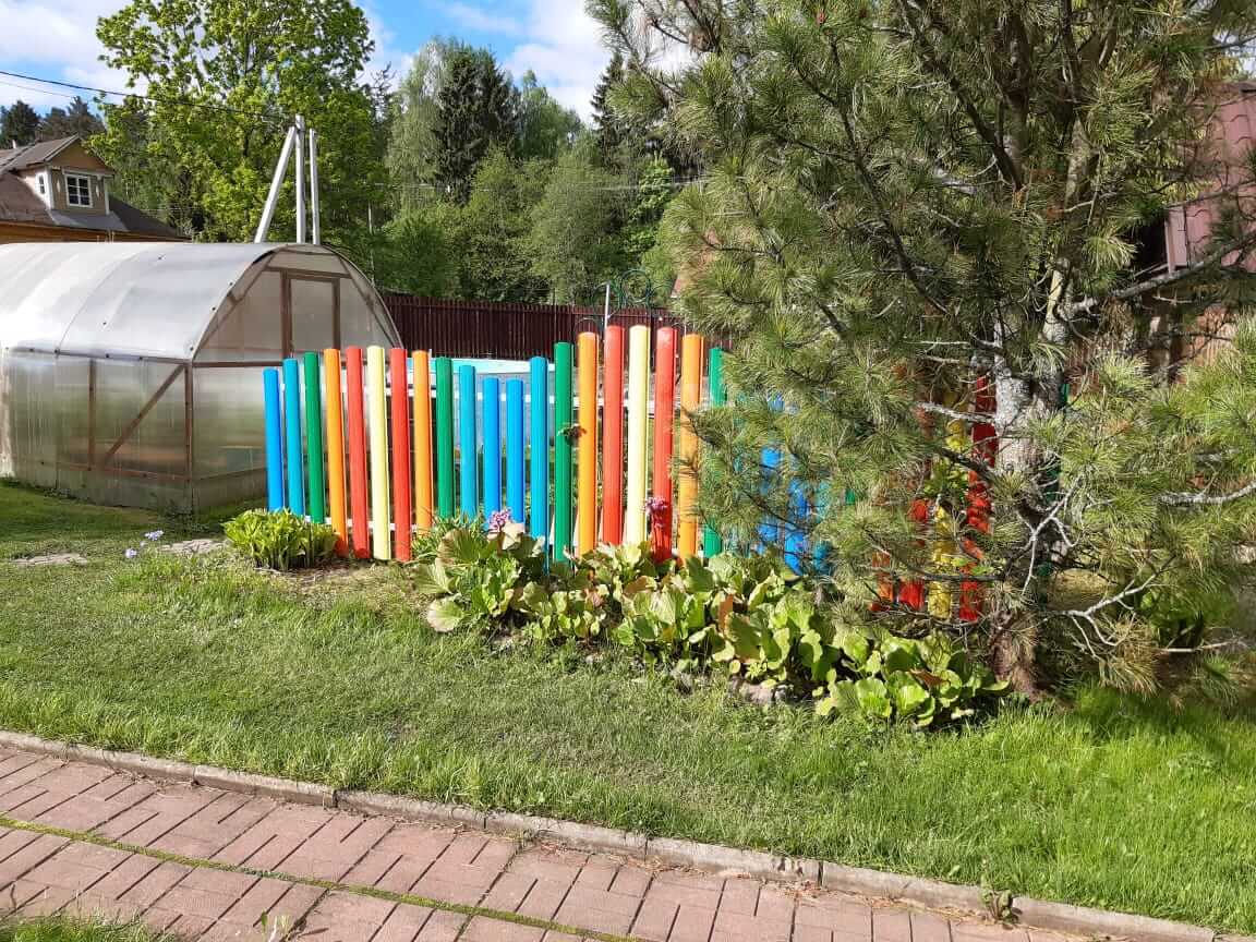 забор из разноцветного штакетника односторонний фото1 в Челябинске