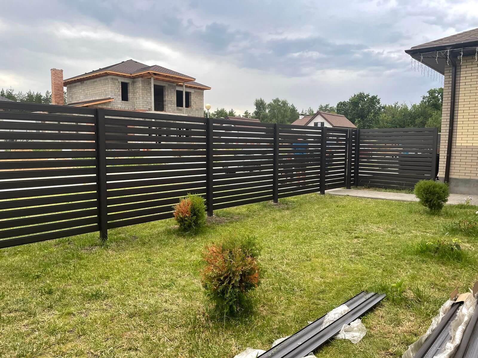 Забор из металлического планкена RAL8019 МАТТЕ фото2 в Челябинске