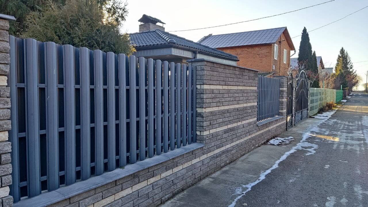 забор из штакетника RAL7024/7024 Серый графит двусторонний фото1 в Челябинске