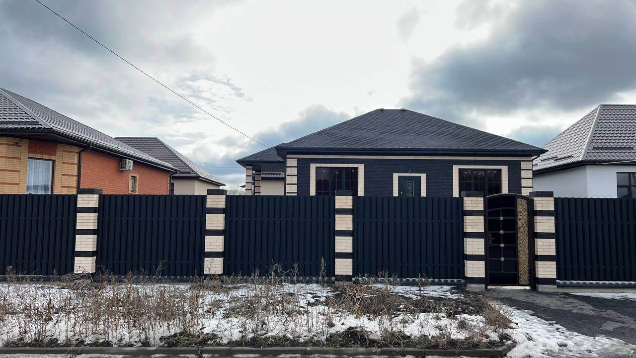Забор из металлического штакетника RAL9005 Черный МАТТЕ фото 3 в Челябинске