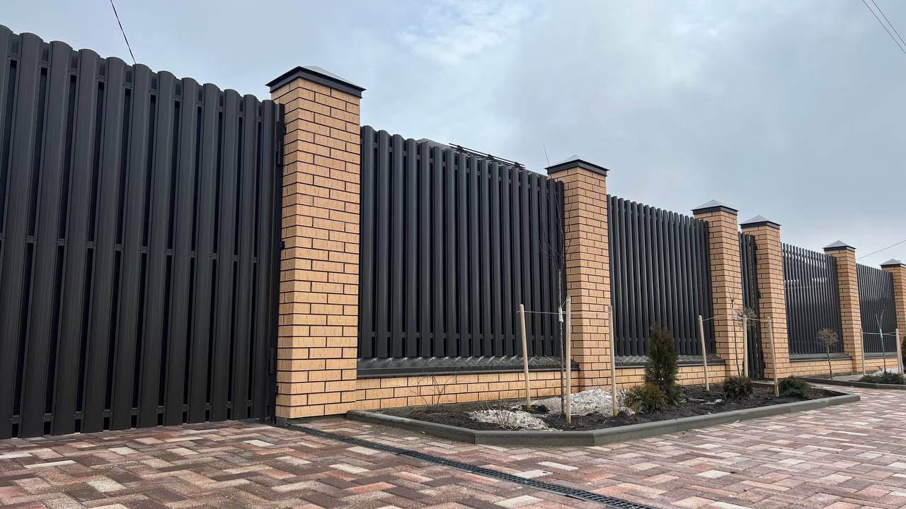 Забор из штакетника RAL8019 Темный Шоколад в Челябинске