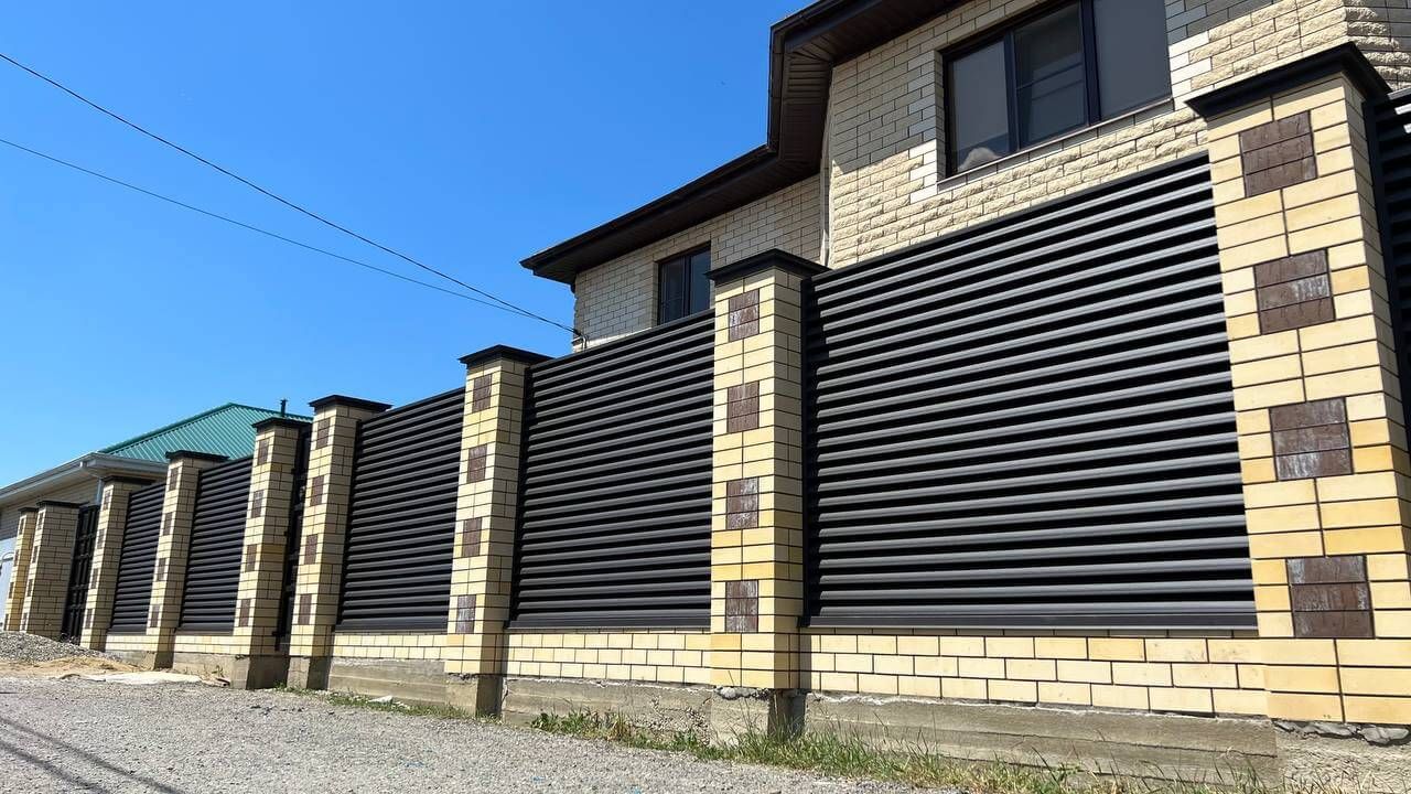 Забор-жалюзи 45м RAL8019 Темный Шоколад матовый в Челябинске