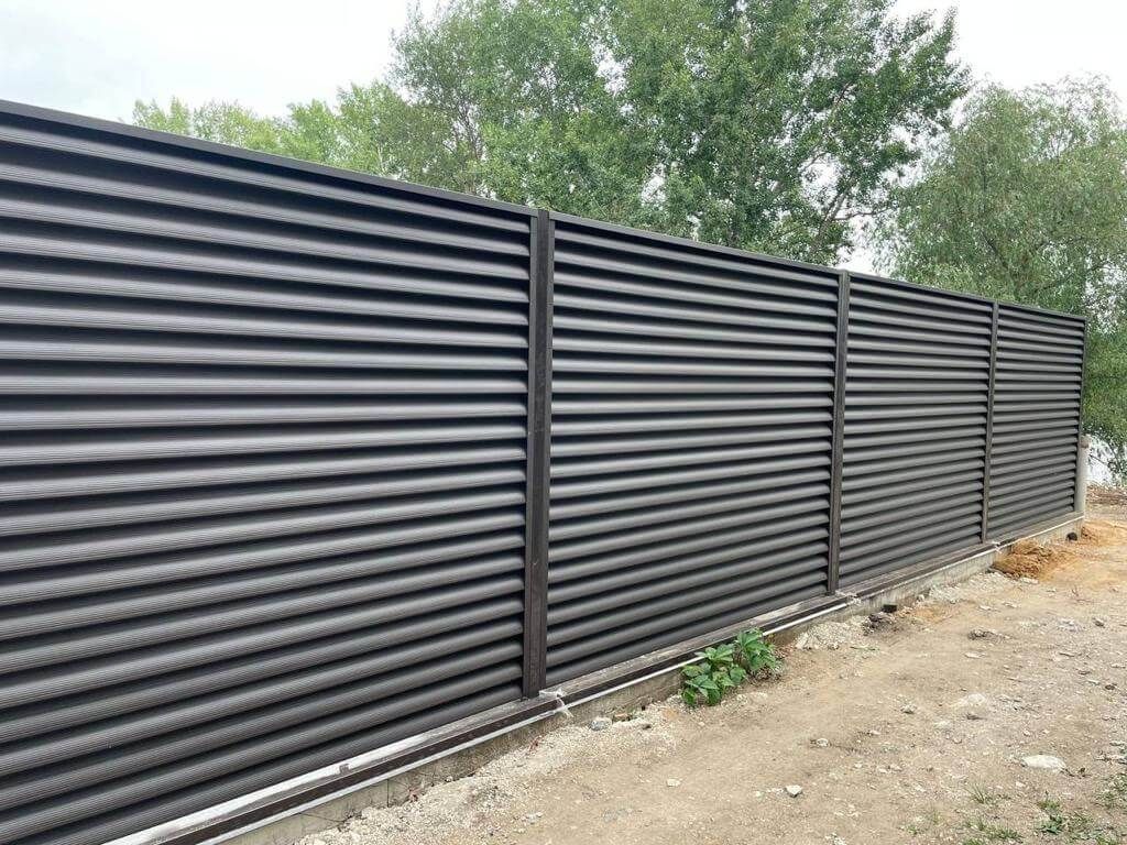 Забор-жалюзи с ламелями еврожалюзи 29м RAL8019/8019 Темный Шоколад МАТТЕ двухсторонний фото 2 в Челябинске