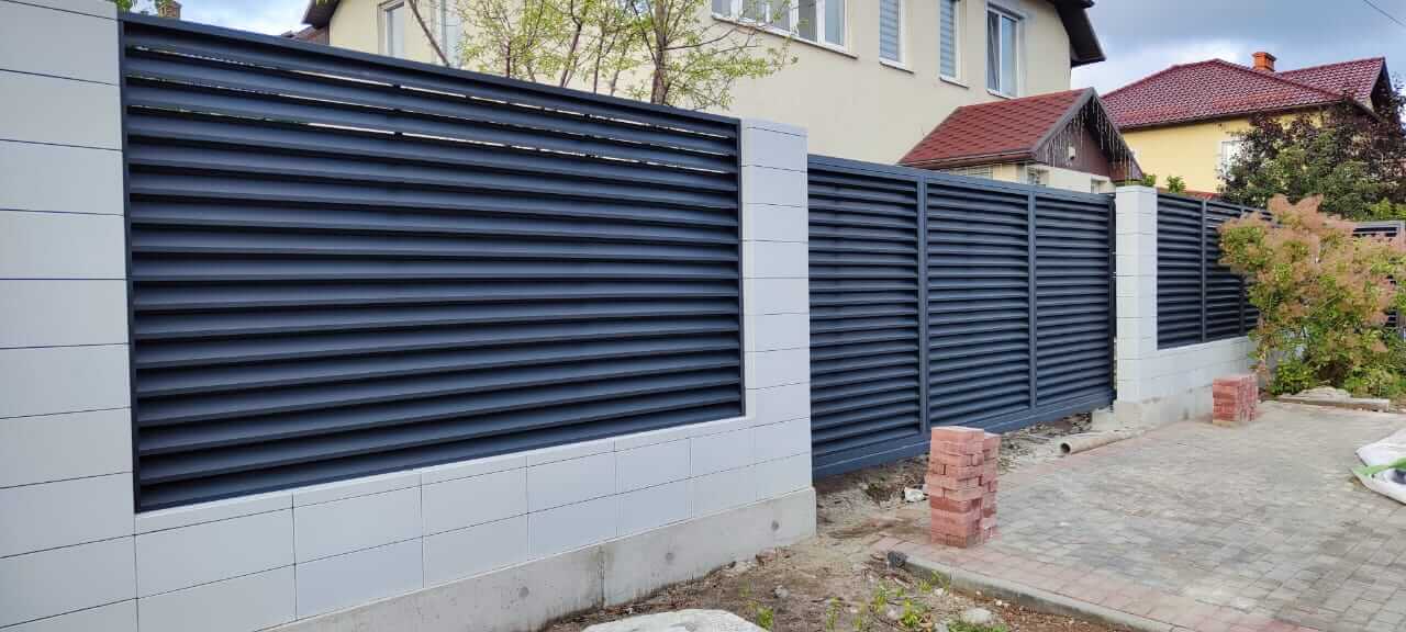 Забор-жалюзи из ламелей ЭКО-Z 17м RAL7024 Серый Графит фото 2 в Челябинске