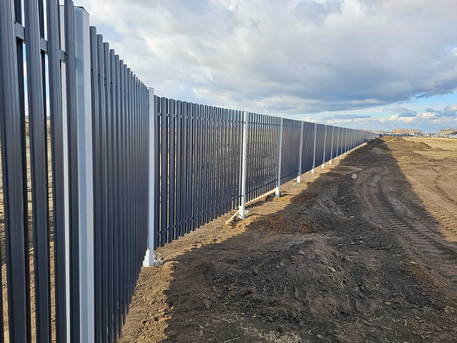 Забор из евроштакетника 234м RAL7024/7024 Серый Графит двусторонний фото 4 в Челябинске