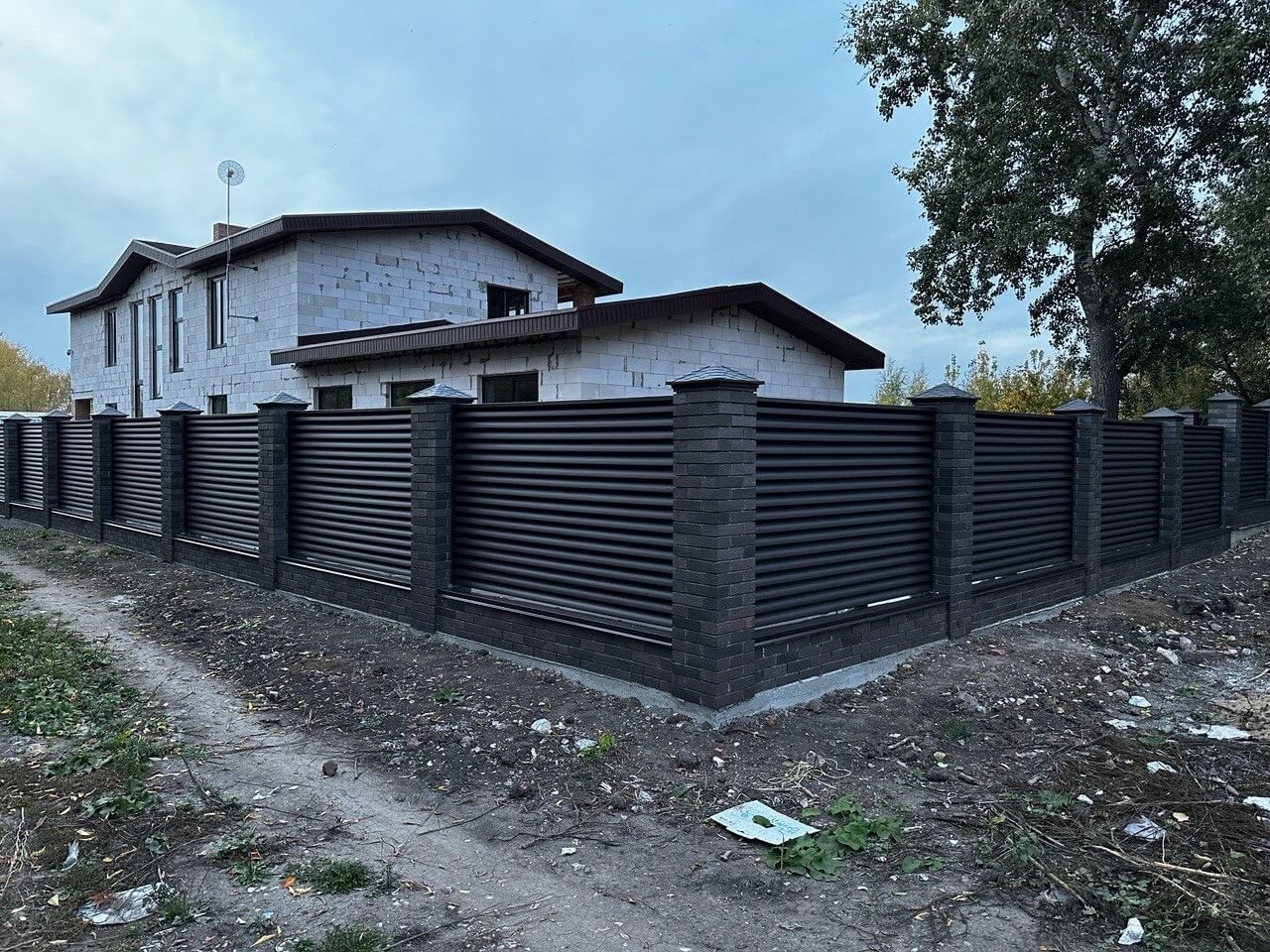 Забор из ламелей Еврожалюзи 38м RAL8019/8019 Темный Шоколад двусторонний MATTE фото 2 в Челябинске