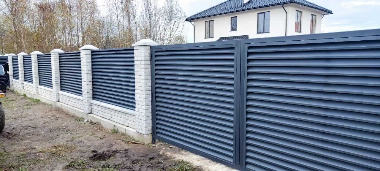 Забор-жалюзи из ламелей ЭКО-Z 32м RAL7024 Серый Графит МАТТЕ фото 5 в Челябинске