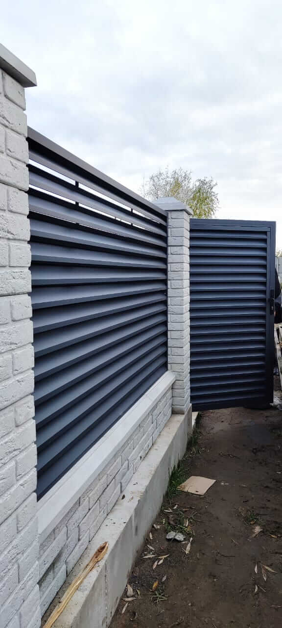 Забор-жалюзи из ламелей ЭКО-Z 32м RAL7024 Серый Графит МАТТЕ фото 4 в Челябинске