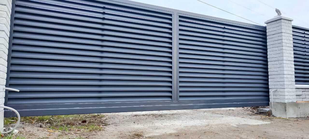 Забор-жалюзи из ламелей ЭКО-Z 32м RAL7024 Серый Графит МАТТЕ фото 3 в Челябинске