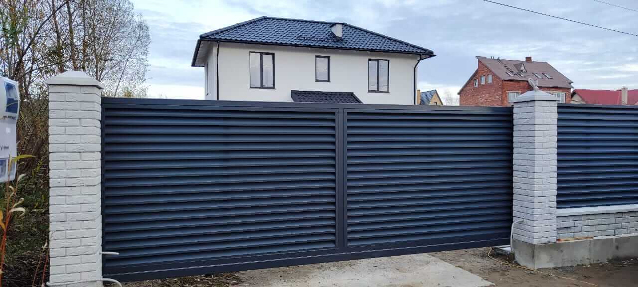 Забор-жалюзи из ламелей ЭКО-Z 32м RAL7024 Серый Графит МАТТЕ фото 2 в Челябинске