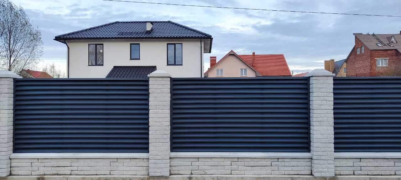 Забор-жалюзи из ламелей ЭКО-Z 32м RAL7024 Серый Графит МАТТЕ в Челябинске