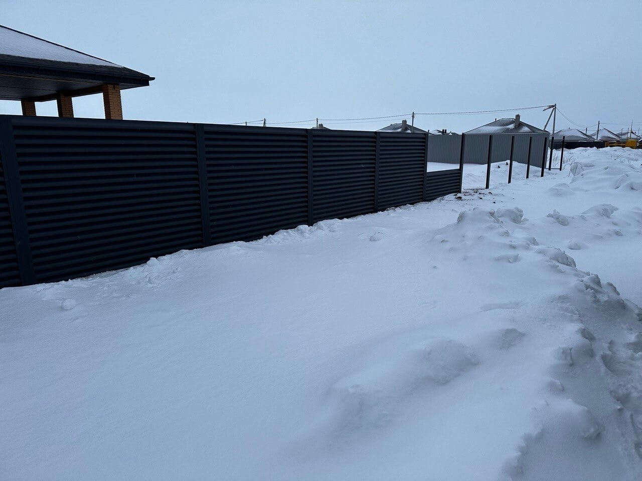 Забор-жалюзи из ламелей еврожалюзи 57м RAL7024 Серый Графит МАТТЕ фото 6 в Челябинске