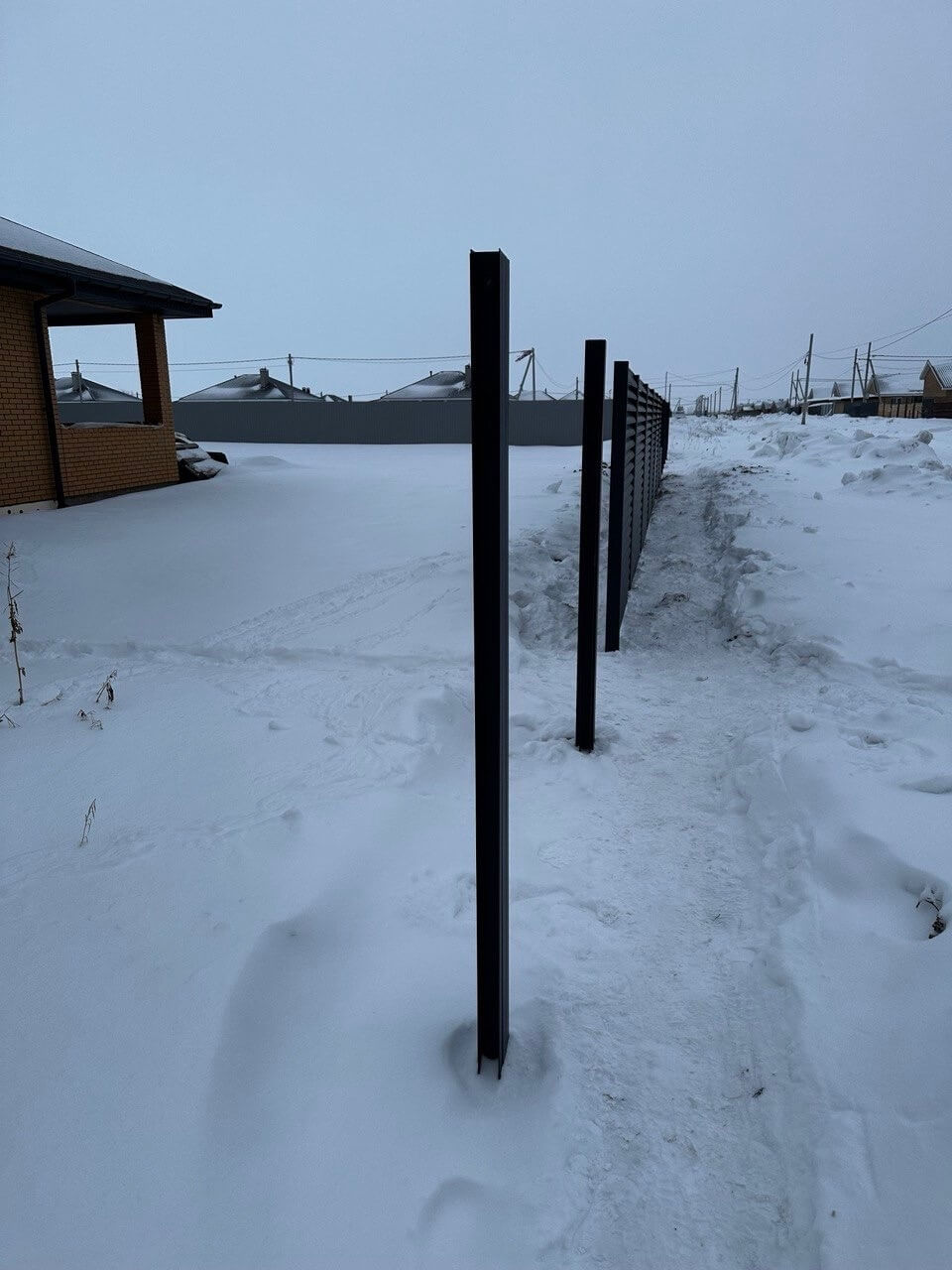 Забор-жалюзи из ламелей еврожалюзи 57м RAL7024 Серый Графит МАТТЕ фото 5 в Челябинске