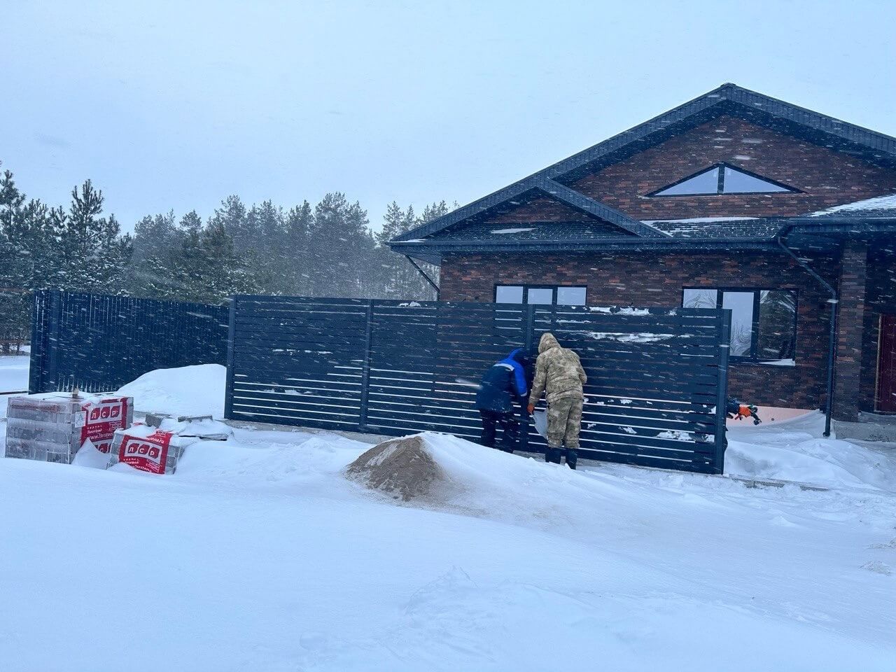 Забор-ранчо из металлопланкена 26м RAL7024 Серый Графит МАТТЕ фото 1 в Челябинске