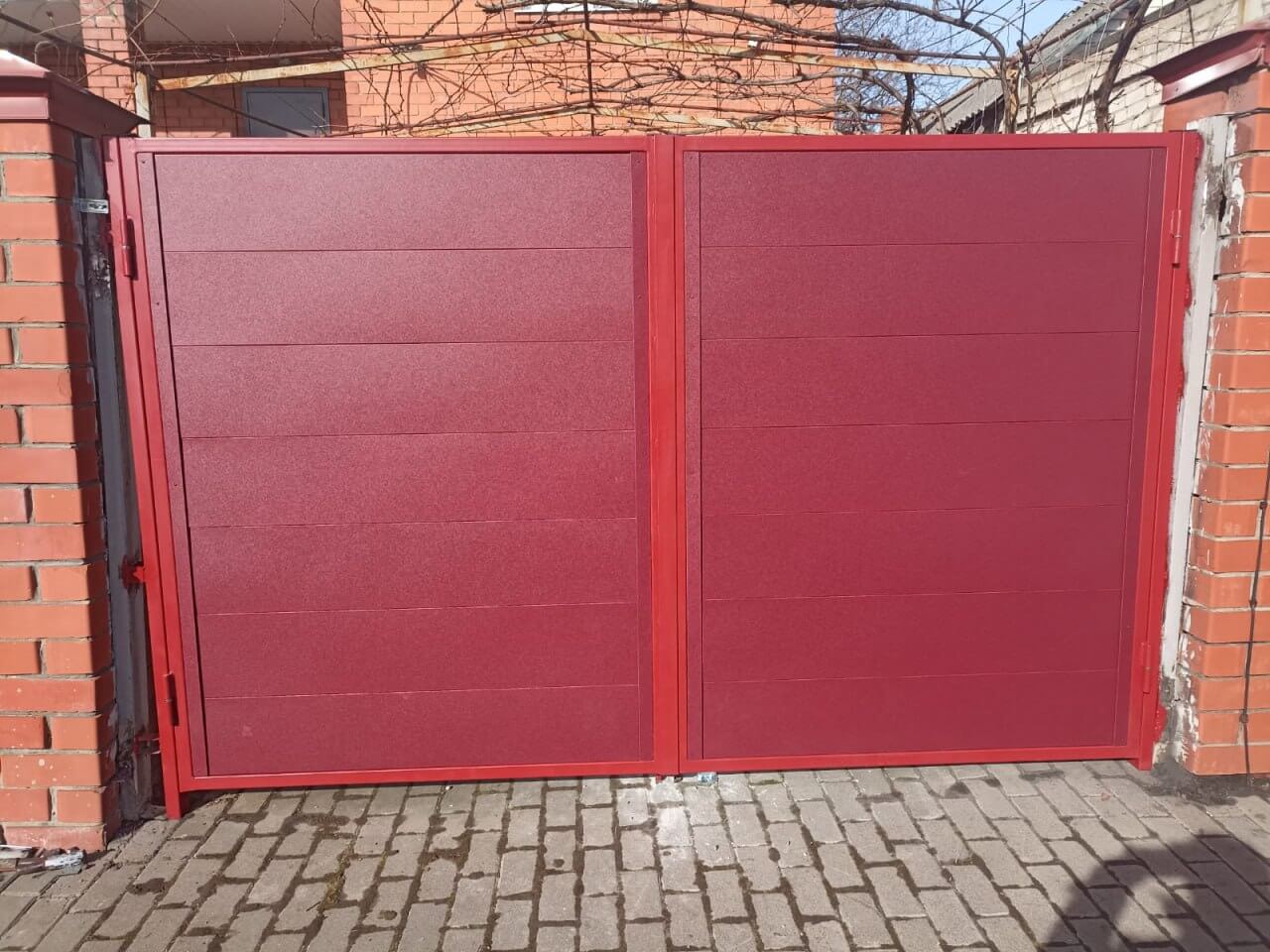 Ворота и калитка из металлопланкена 4м RAL3005 Красное Вино, Стальной Бархат фото 1 в Челябинске