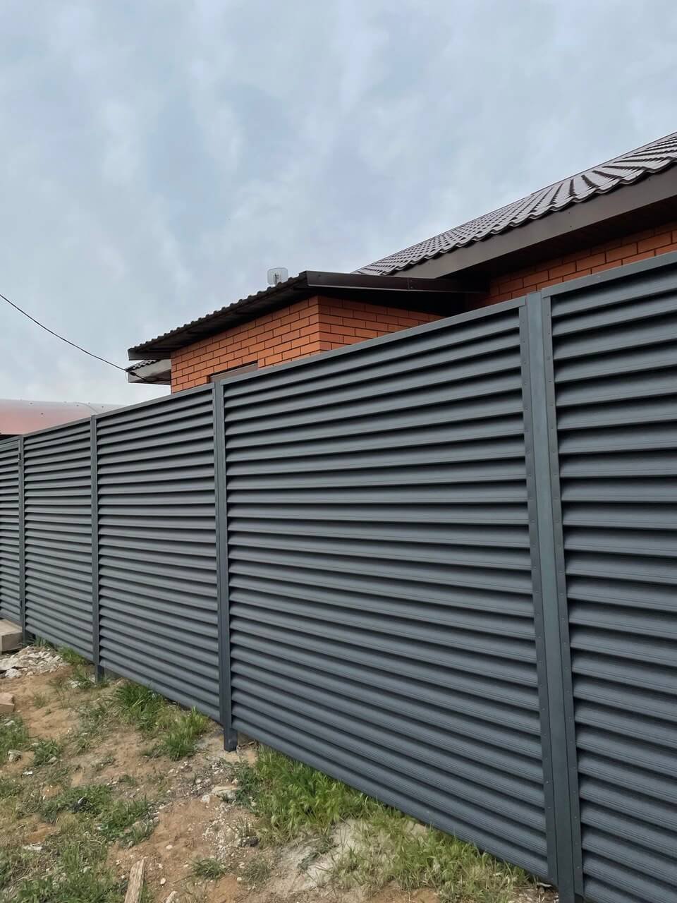 Забор из ламелей еврожалюзи 24м RAL7024 Серый Графит МАТТЕ в Челябинске