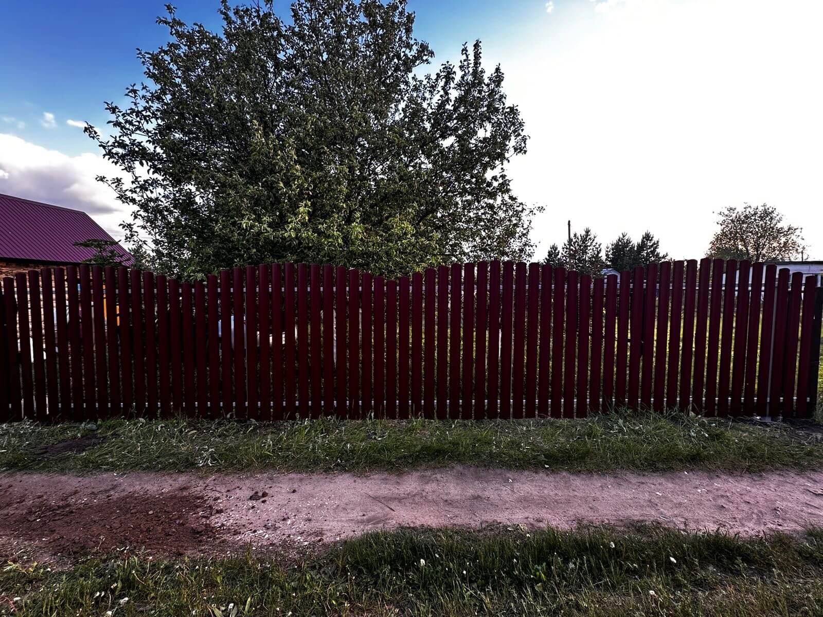 Забор из евроштакетника 28м RAL3005 Красное Вино фото 1 в Челябинске