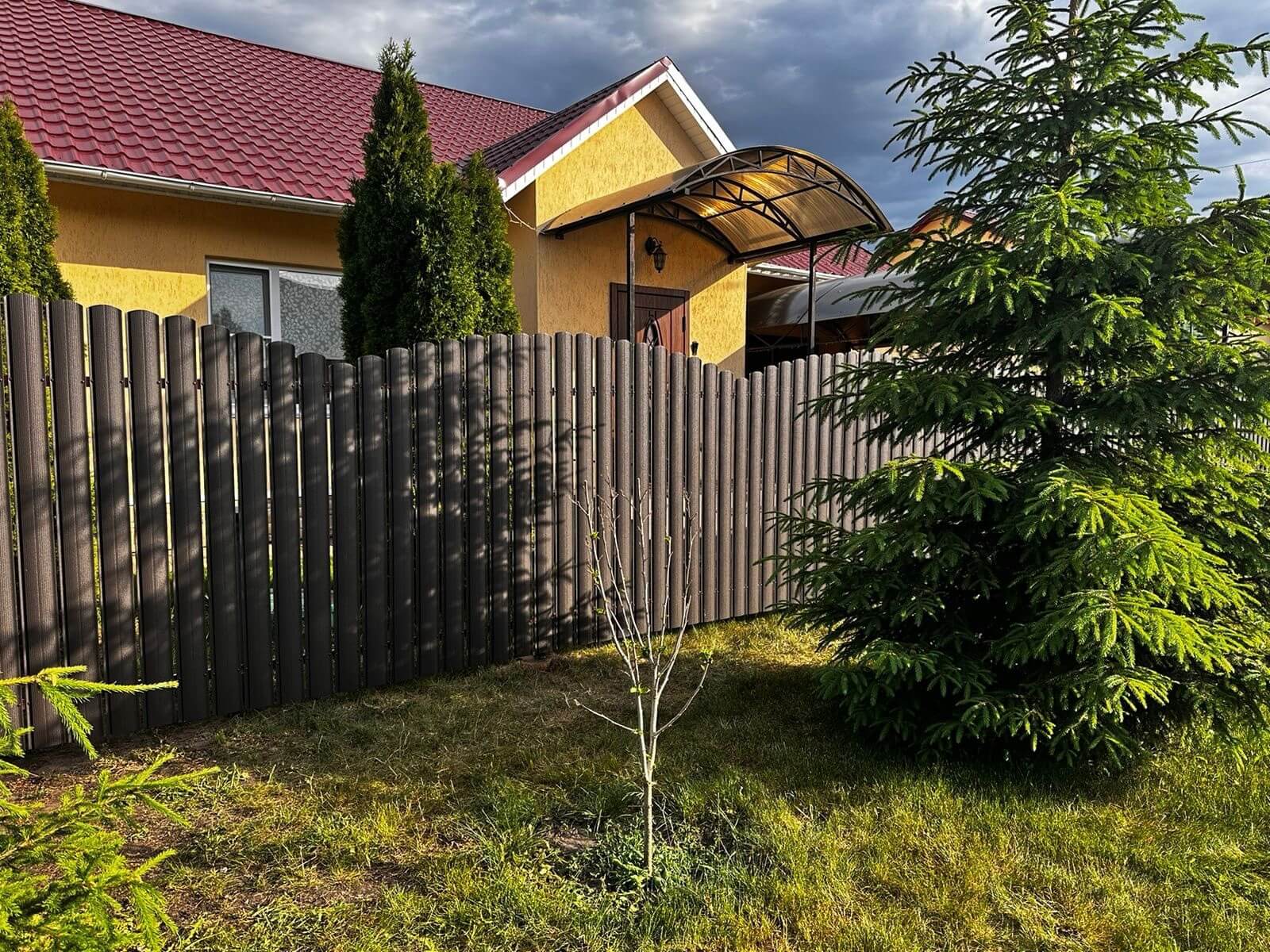 Забор из евроштакетника 37м RAL8019 Темный Шоколад МАТТЕ фото 4 в Челябинске