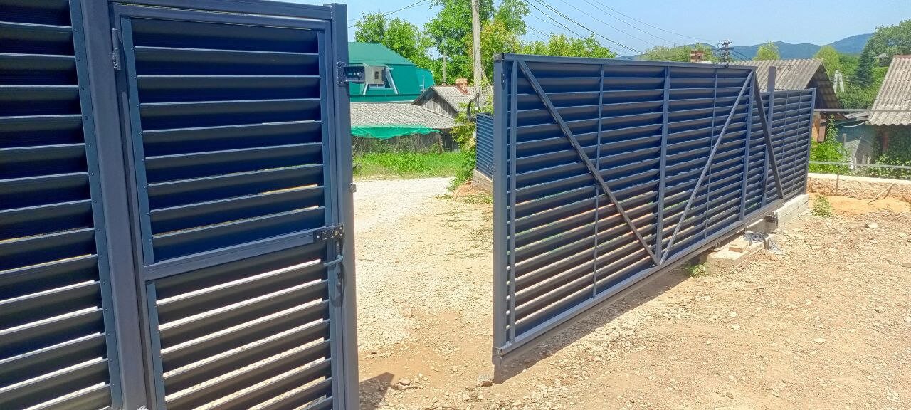 Забор-жалюзи из ламелей Еврожалюзи 53м RAL7024 Серый Графит МАТТЕ фото 16 в Челябинске