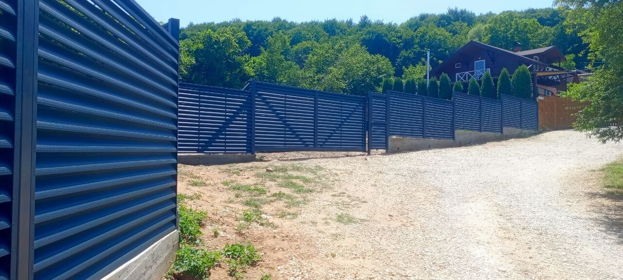Забор-жалюзи из ламелей Еврожалюзи 53м RAL7024 Серый Графит МАТТЕ фото 8 в Челябинске