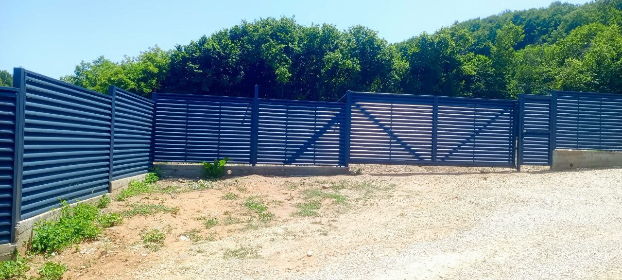 Забор-жалюзи из ламелей Еврожалюзи 53м RAL7024 Серый Графит МАТТЕ фото 7 в Челябинске