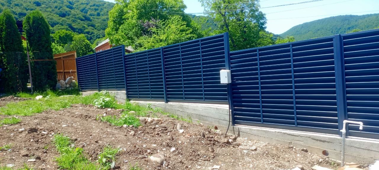 Забор-жалюзи из ламелей Еврожалюзи 53м RAL7024 Серый Графит МАТТЕ фото 3 в Челябинске