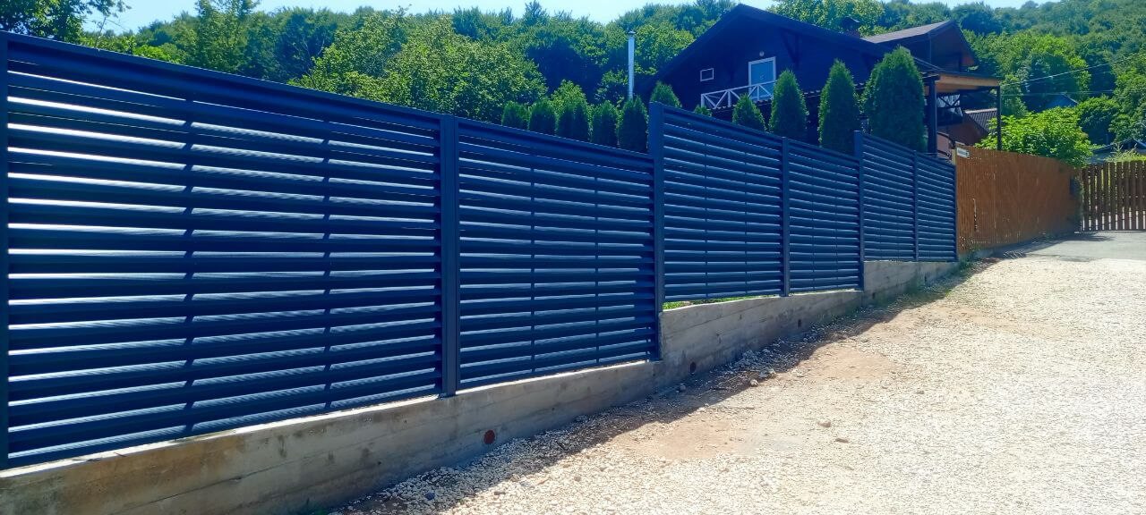 Забор-жалюзи из ламелей Еврожалюзи 53м RAL7024 Серый Графит МАТТЕ фото 12 в Челябинске