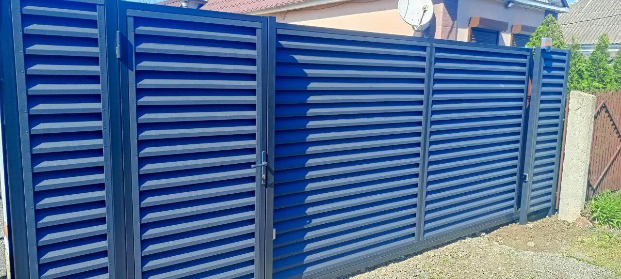 Забор-жалюзи из ламелей Еврожалюзи 53м RAL7024 Серый Графит МАТТЕ фото 10 в Челябинске