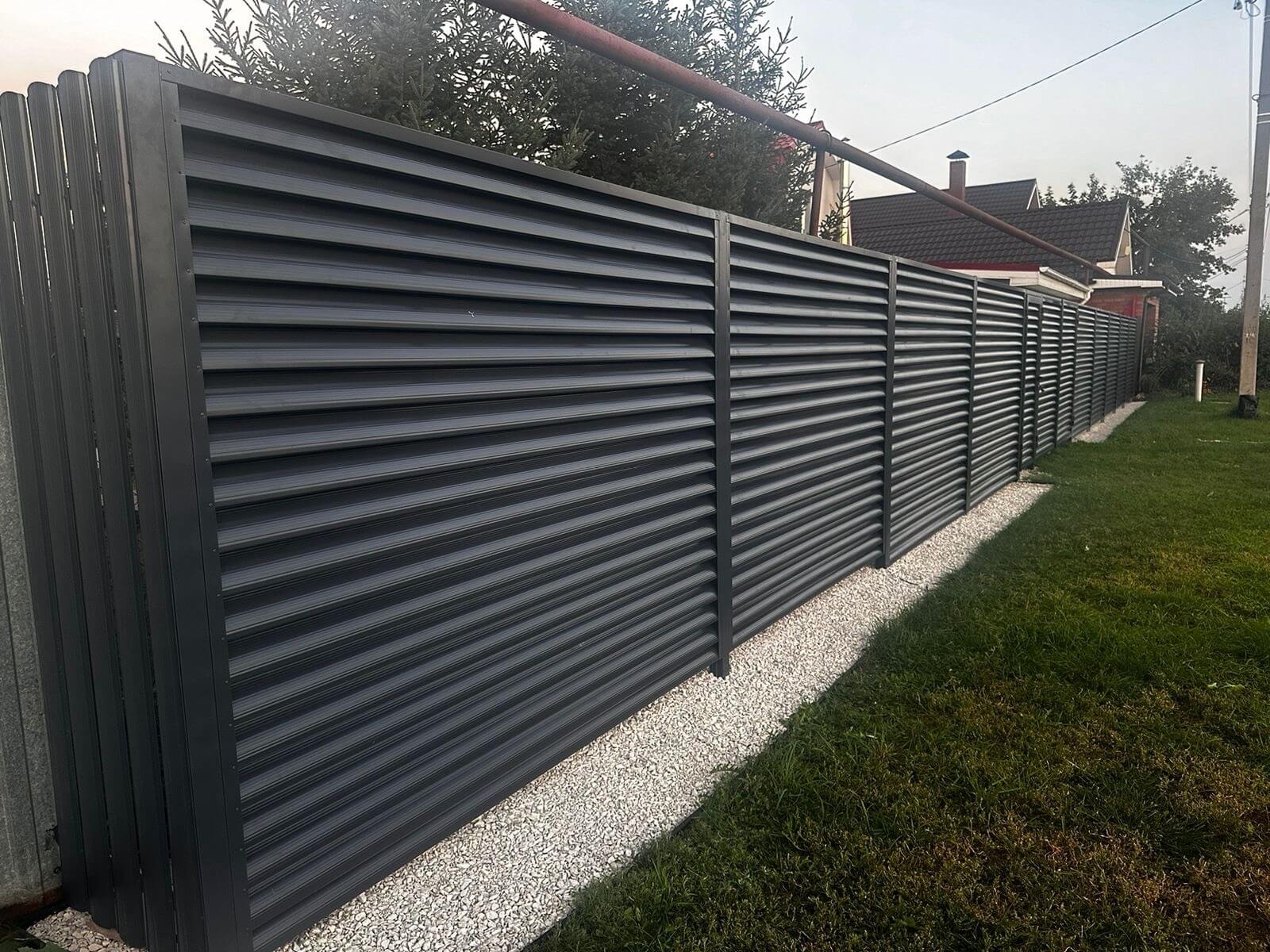 Забор из ламелей Еврожалюзи 26м RAL7024/7024 Серый Графит двусторонний фото 4 в Челябинске