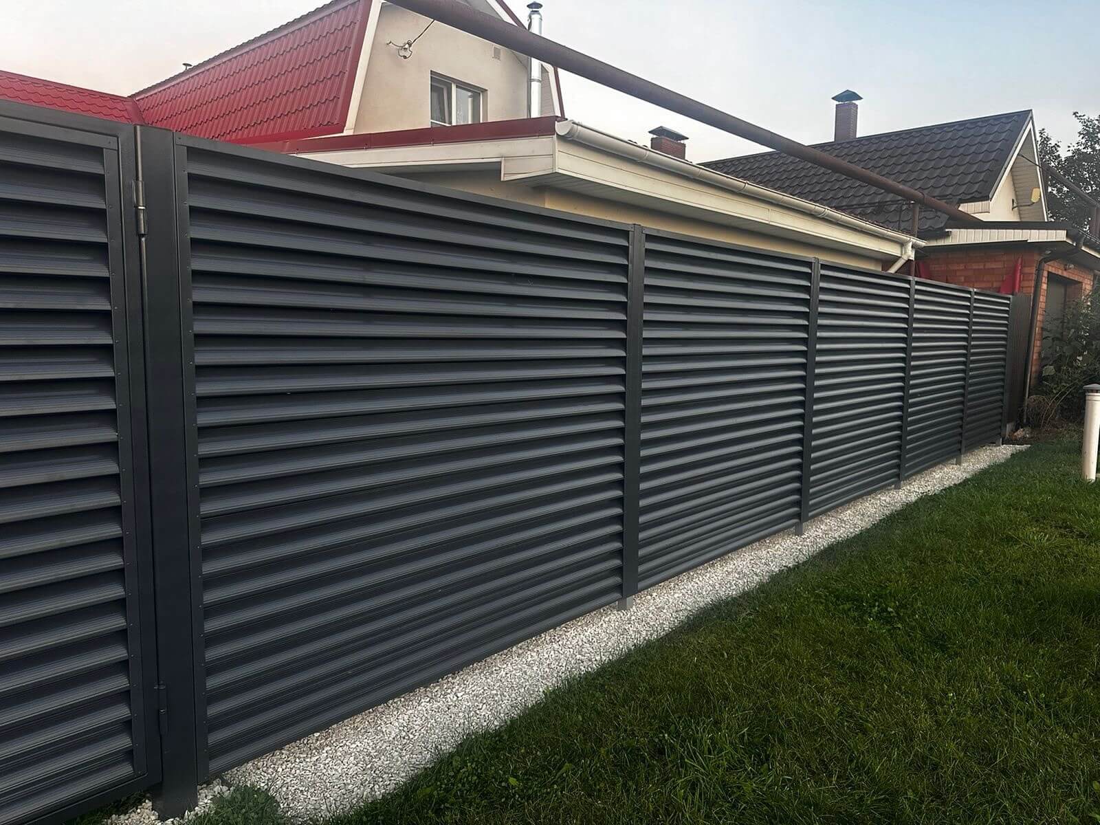 Забор из ламелей Еврожалюзи 26м RAL7024/7024 Серый Графит двусторонний фото 3 в Челябинске