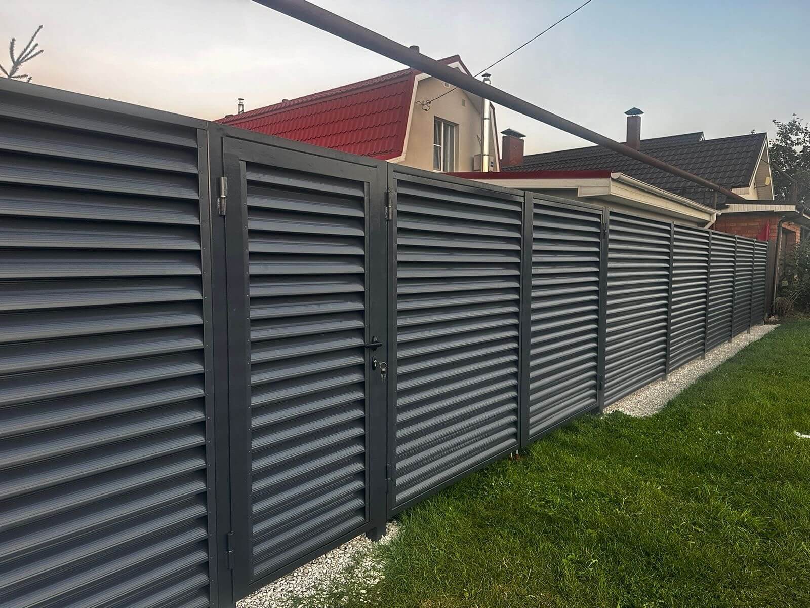 Забор из ламелей Еврожалюзи 26м RAL7024/7024 Серый Графит двусторонний фото 1 в Челябинске