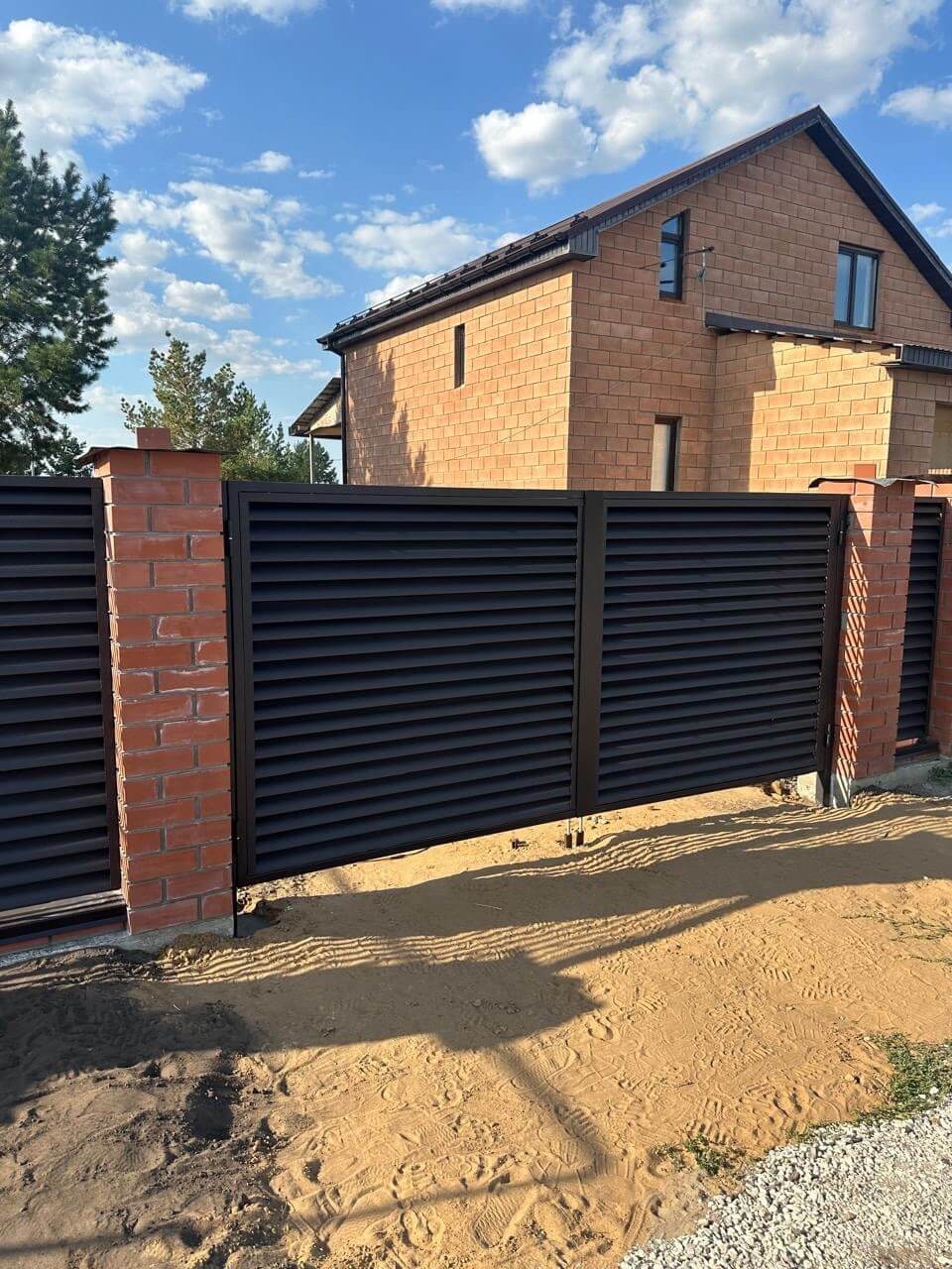 Забор-жалюзи из ламелей Еврожалюзи 38м RAL8019 Темный Шоколад МАТТЕ фото 4 в Челябинске