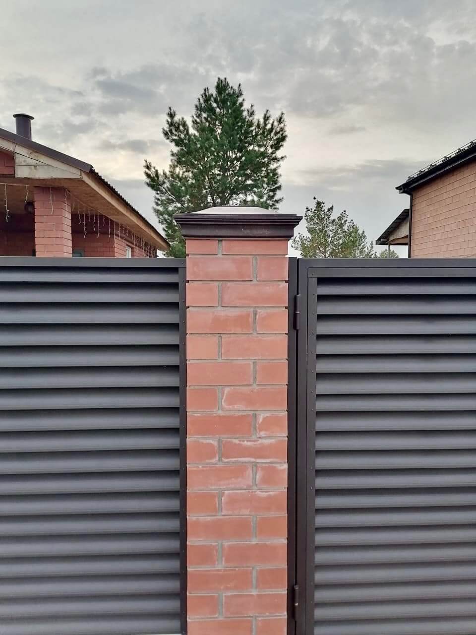 Забор-жалюзи из ламелей Еврожалюзи 38м RAL8019 Темный Шоколад МАТТЕ фото 2 в Челябинске