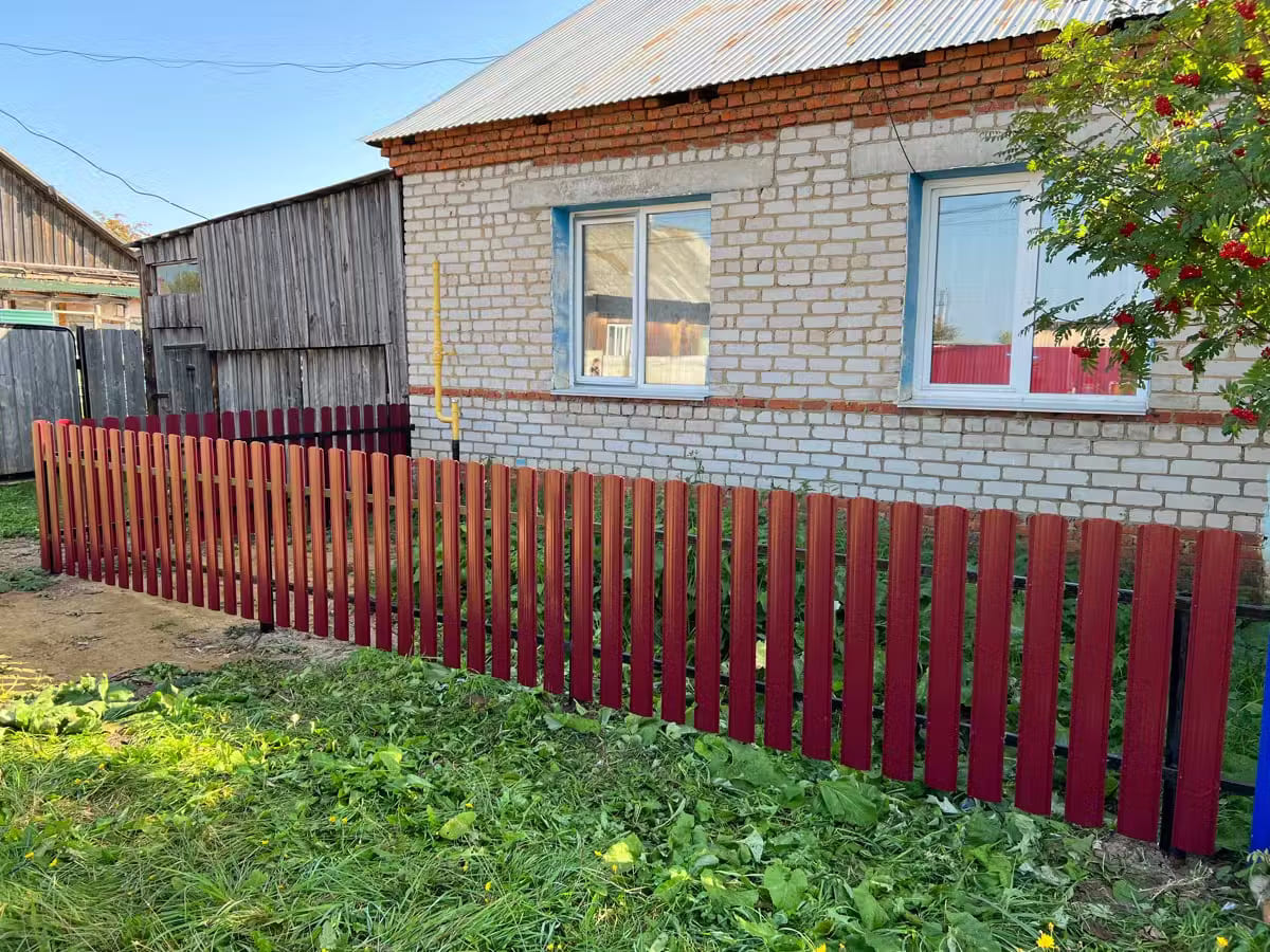 Забор из евроштакетника 9м RAL3005/3005 Красное Вино двусторонний в Челябинске
