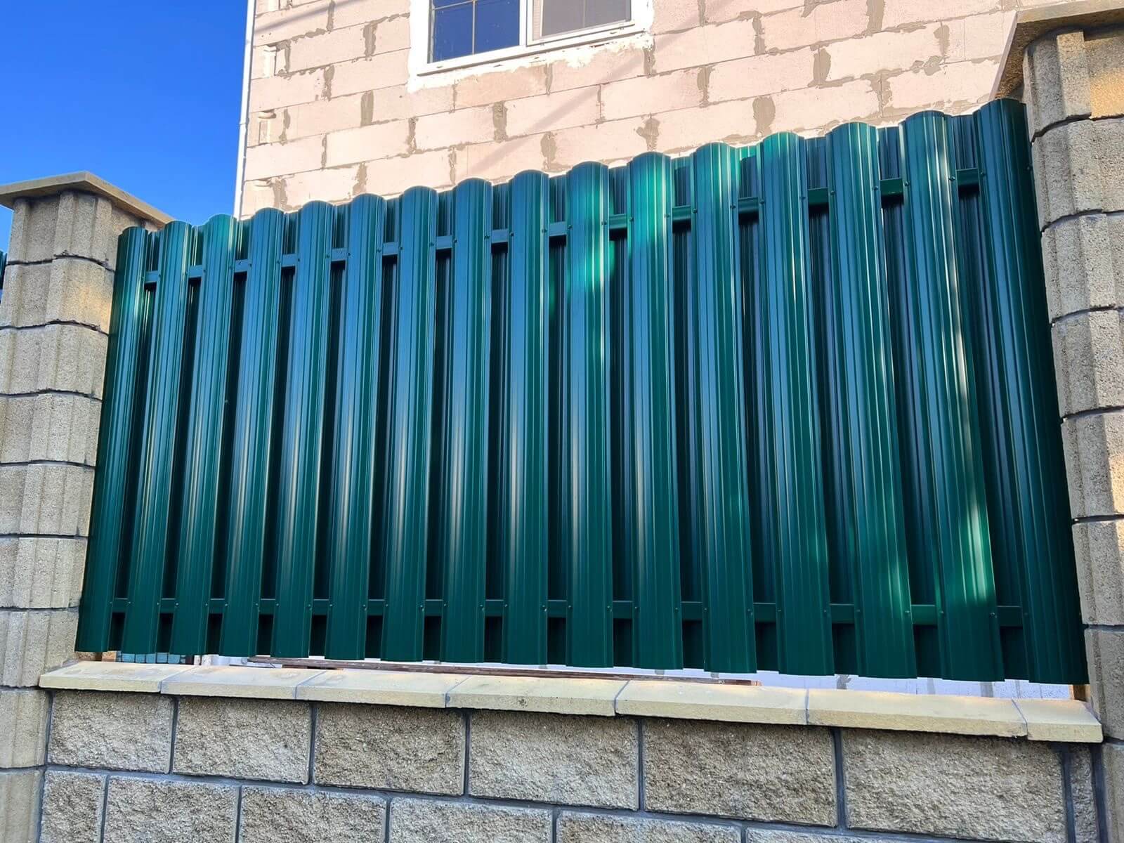 Забор из евроштакетника 22м RAL6005/6005 Зеленый Мох двусторонний фото 2 в Челябинске