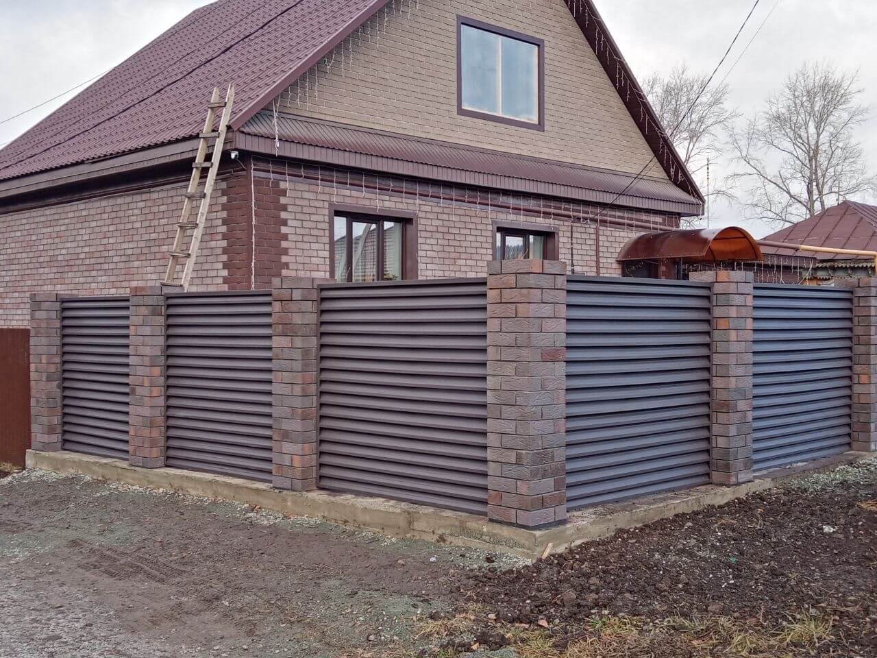Забор-жалюзи из ламелей ЭКО-Z-US (усиленные) 30м RAL8019/8019 Темный Шоколад двусторонний МАТТЕ фото 3 в Челябинске