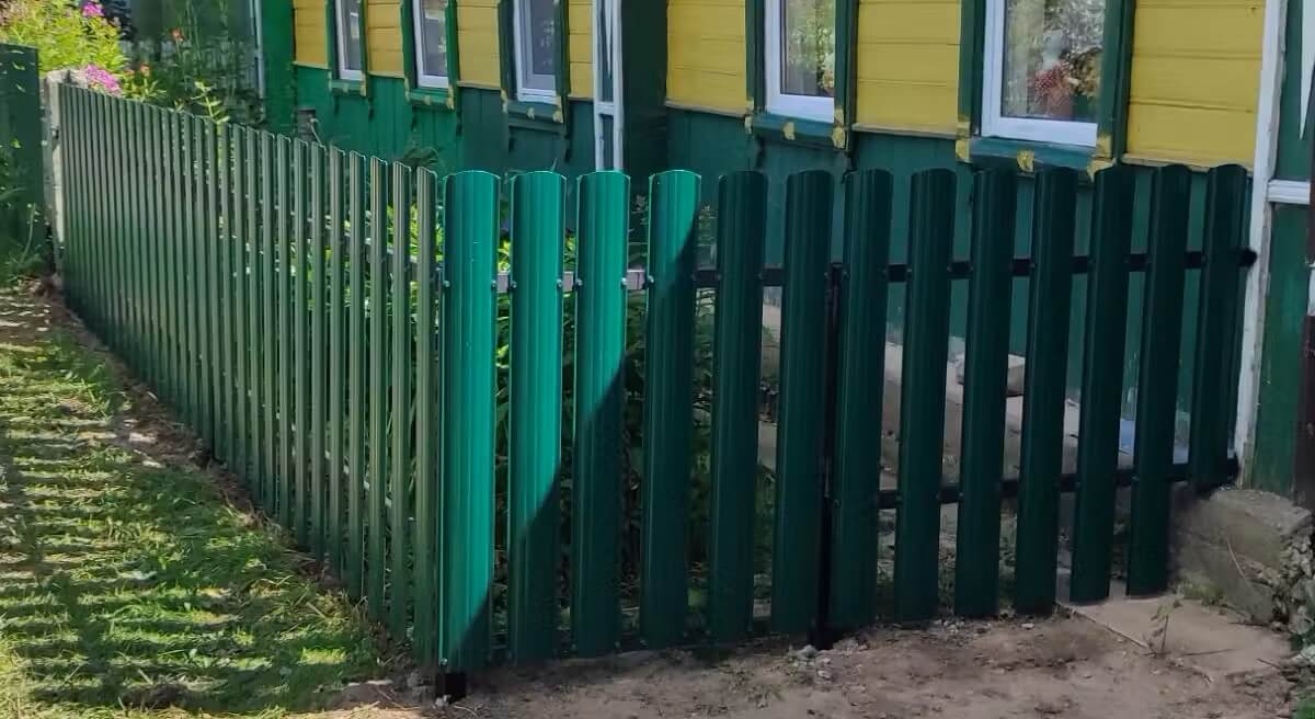 Заборчик из Евроштакетника 8м RAL6005/6005 Зеленый Мох двусторонний в Челябинске