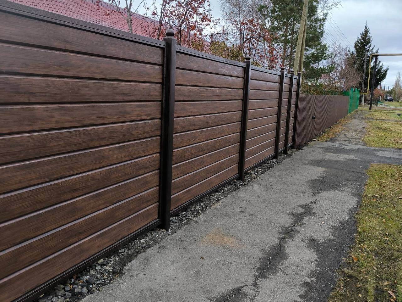 Забор из металлосайдинга Евро-Брус 46м Античное Дерево Принтек фото 1 в Челябинске