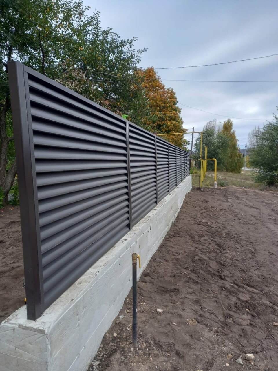 Забор из ламелей еврожалюзи 34м RAL8019/8019 Темный Шоколад двусторонний МАТТЕ фото 3 в Челябинске