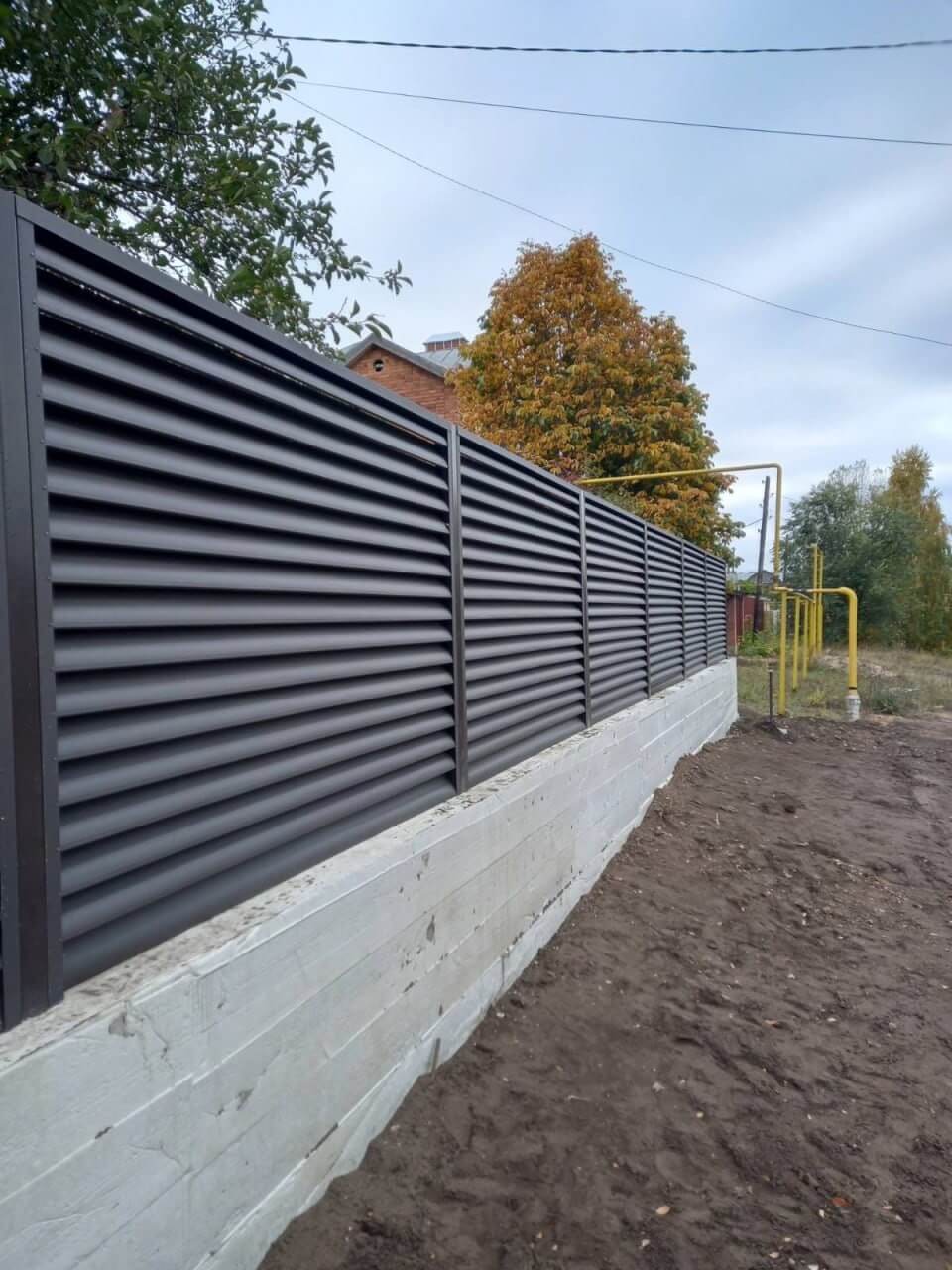 Забор из ламелей еврожалюзи 34м RAL8019/8019 Темный Шоколад двусторонний МАТТЕ в Челябинске