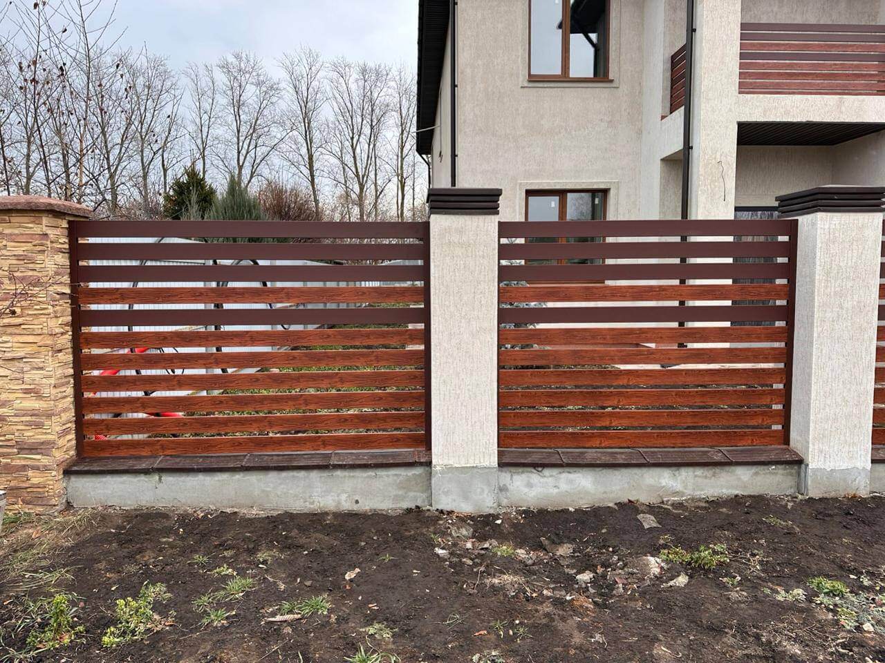 Забор-ранчо из металлопланкена 10м RAL8017 Шоколад МАТТЕ + Темное Дерево (Printech) фото 2 в Челябинске