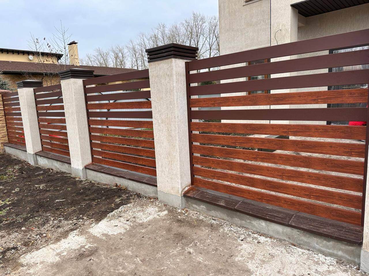 Забор-ранчо из металлопланкена 10м RAL8017 Шоколад МАТТЕ + Темное Дерево (Printech) в Челябинске
