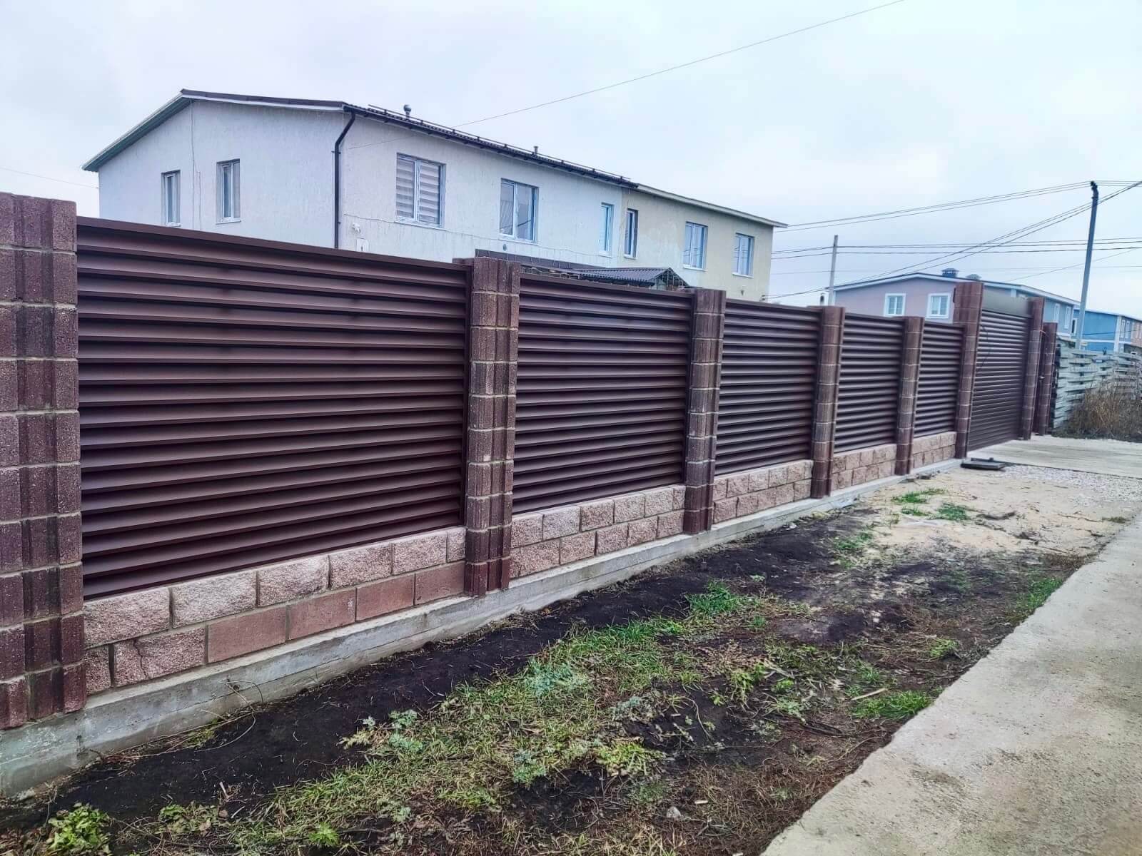 Забор-жалюзи из ламелей ЭКО-Z 13м RAL8019/8019 Темный Шоколад двусторонний МАТТЕ фото 1 в Челябинске