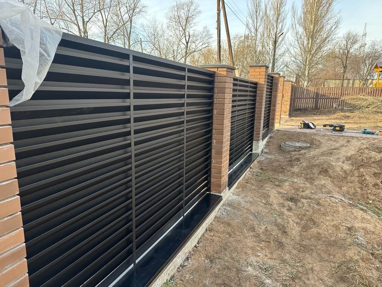 Забор-жалюзи из ламелей Хай-Тек 16м RAL9005/9005 Черный двусторонний МАТТЕ фото 1 в Челябинске