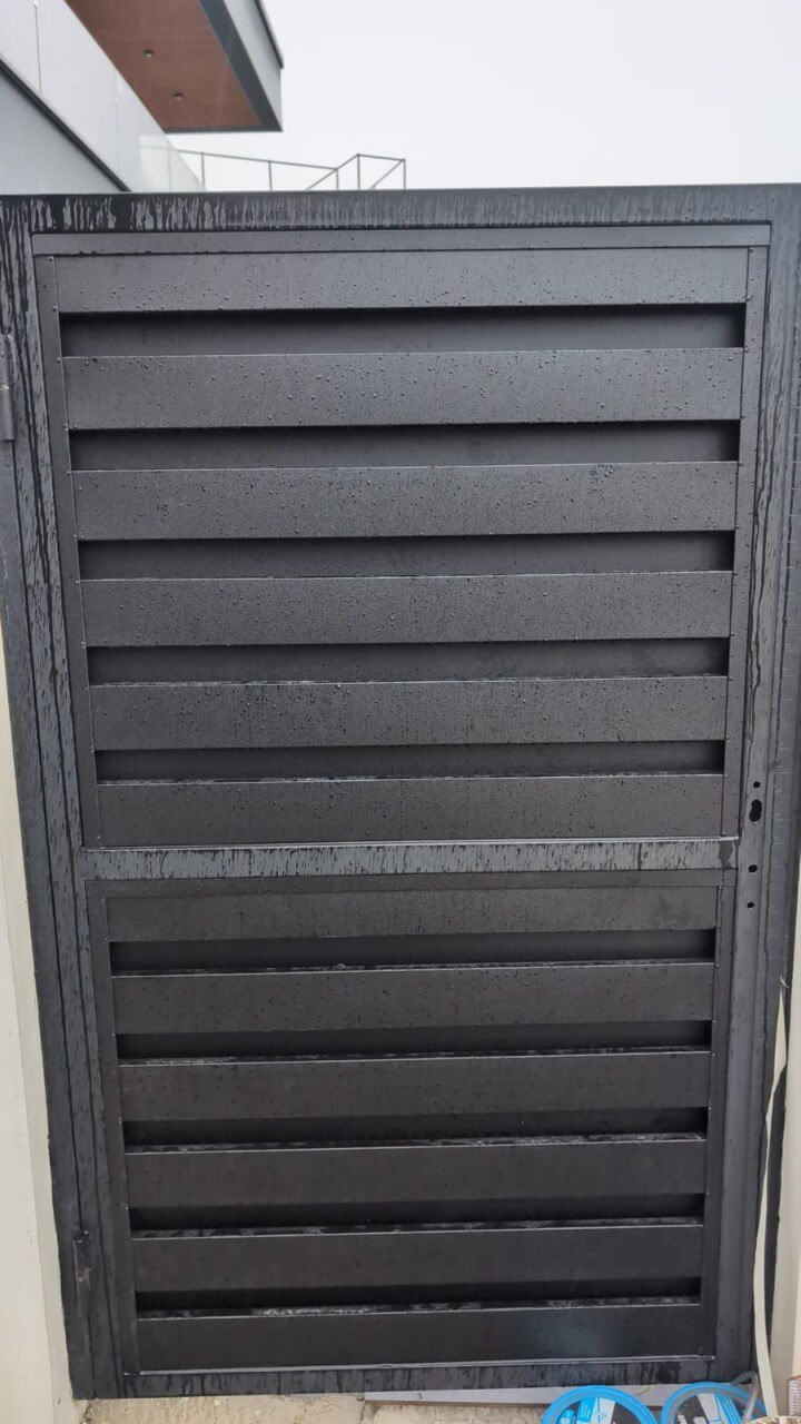 Откатные ворота с калиткой из металлопланкена RAL9005/9005 Черный двусторонний МАТТЕ фото 3 в Челябинске