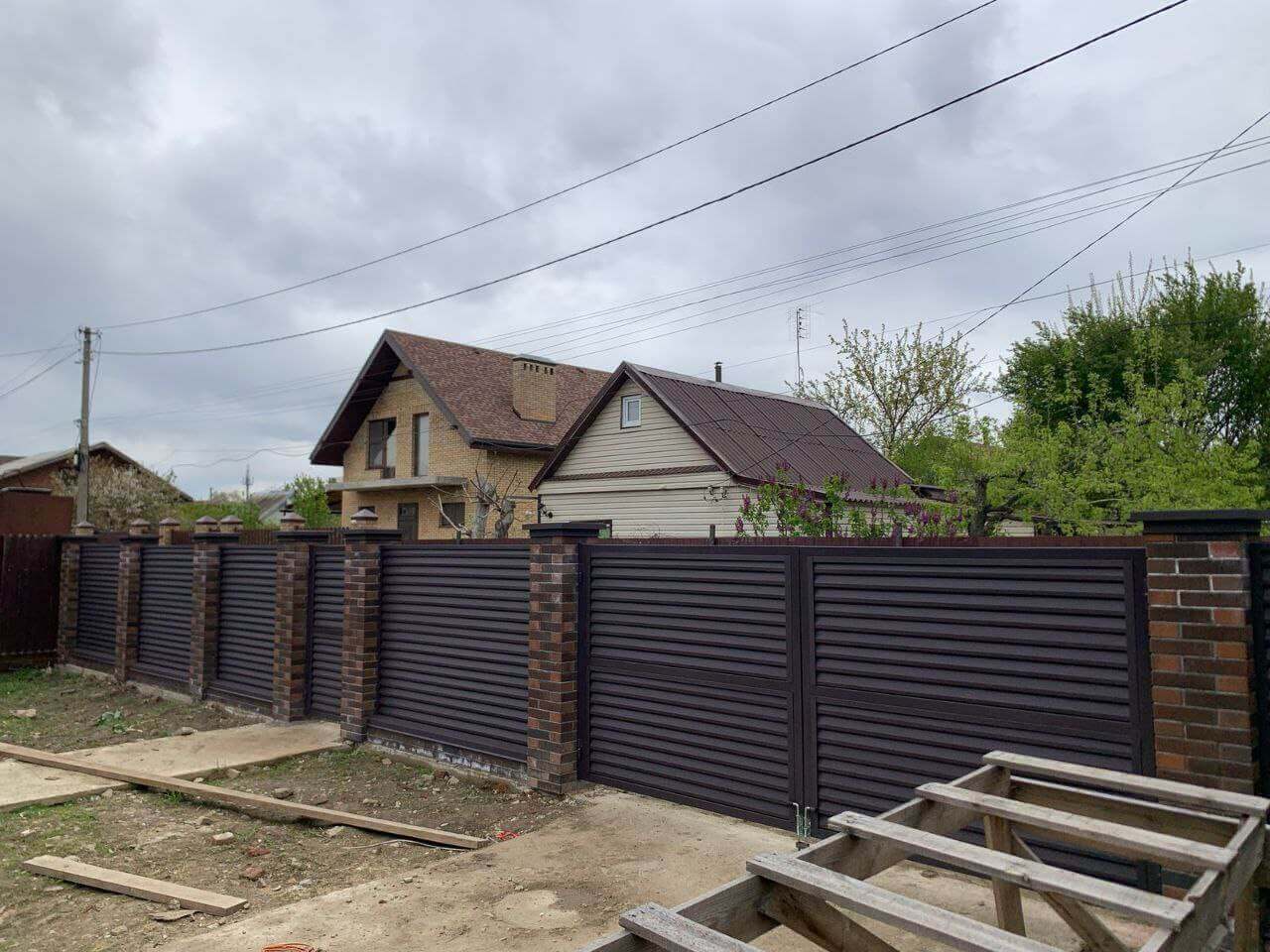 Забор-жалюзи из ламелей Реснички 24м RAL8019/8019 Темный Шоколад двусторонний МАТТЕ фото 2 в Челябинске