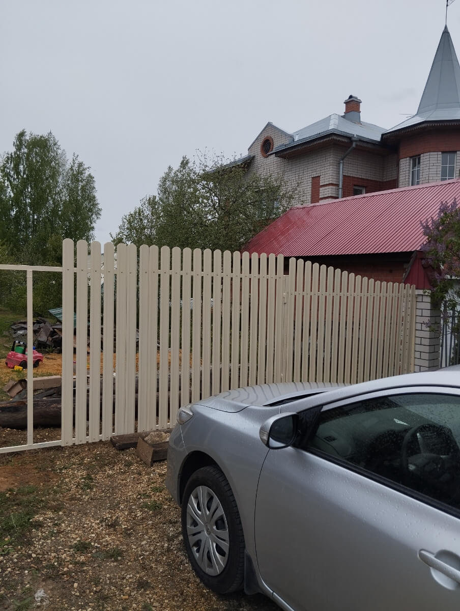 Забор из евроштакетника 9м RAL1015/1015 Слоновая Кость двусторонний фото 1 в Челябинске