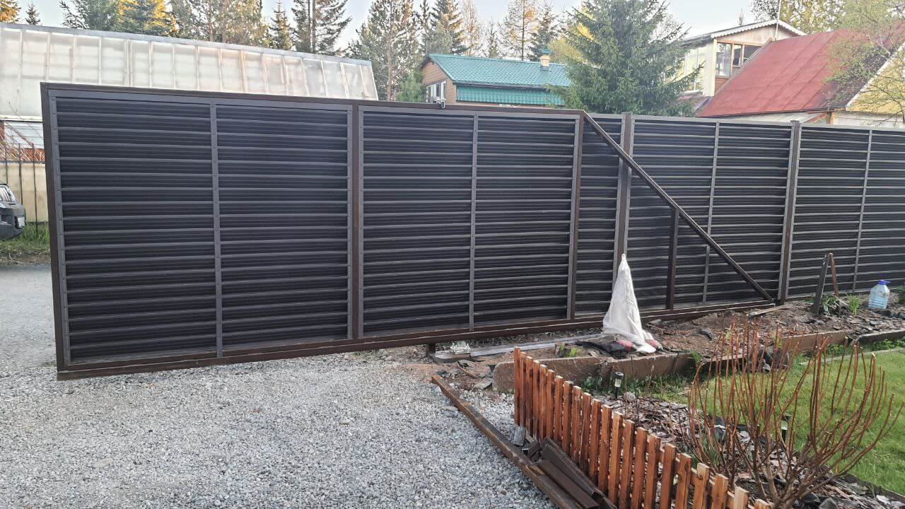 Забор-жалюзи из ламелей ЭКО-Z-US 12м RAL8019/8019 Темный Шоколад двусторонний МАТТЕ фото 3 в Челябинске