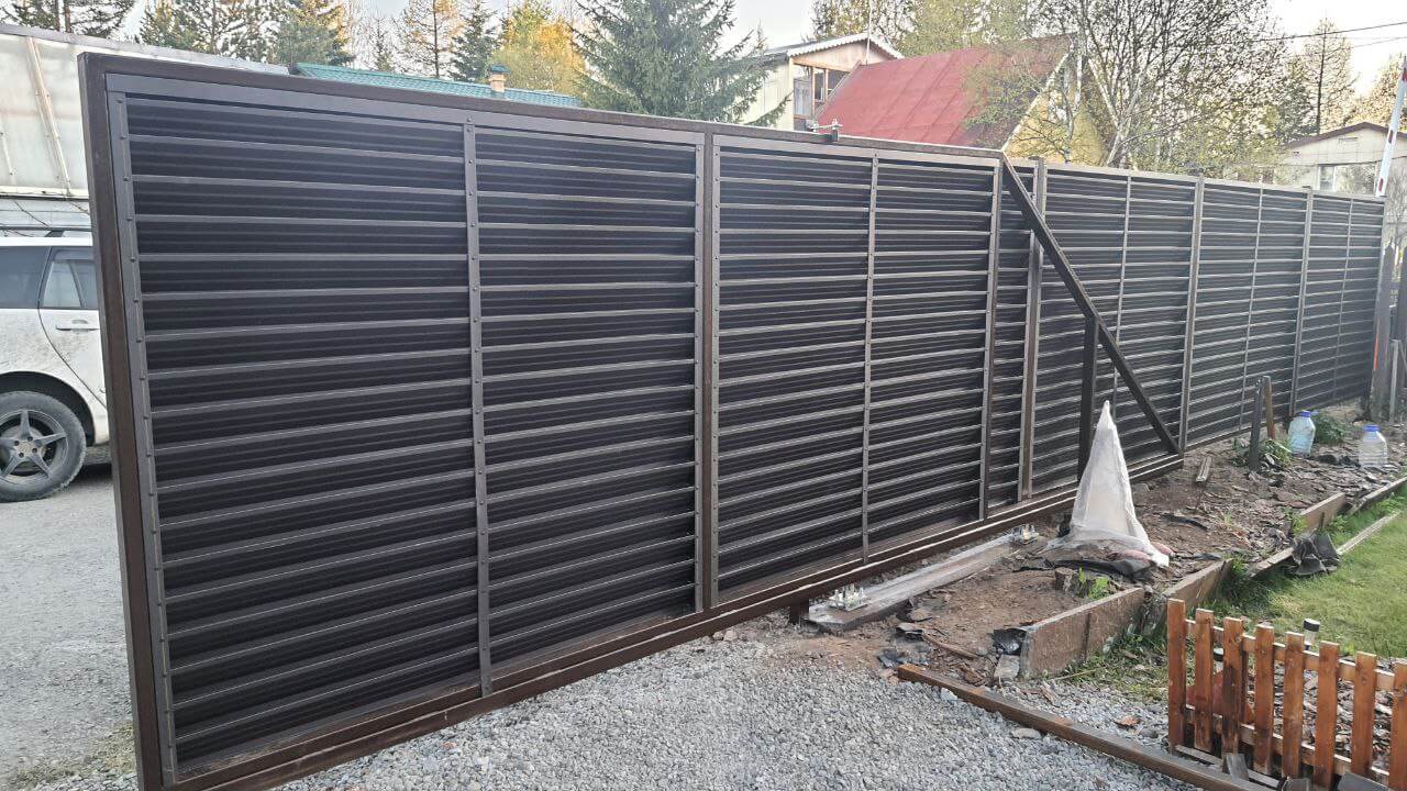 Забор-жалюзи из ламелей ЭКО-Z-US 12м RAL8019/8019 Темный Шоколад двусторонний МАТТЕ фото 1 в Челябинске